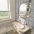 Retro Badezimmer LIBERTY BLUE - Blick auf das Waschbecken von der Dusche