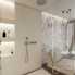 Modernes COSMOPOLITAN-Badezimmer - Pohled na sprchový kout